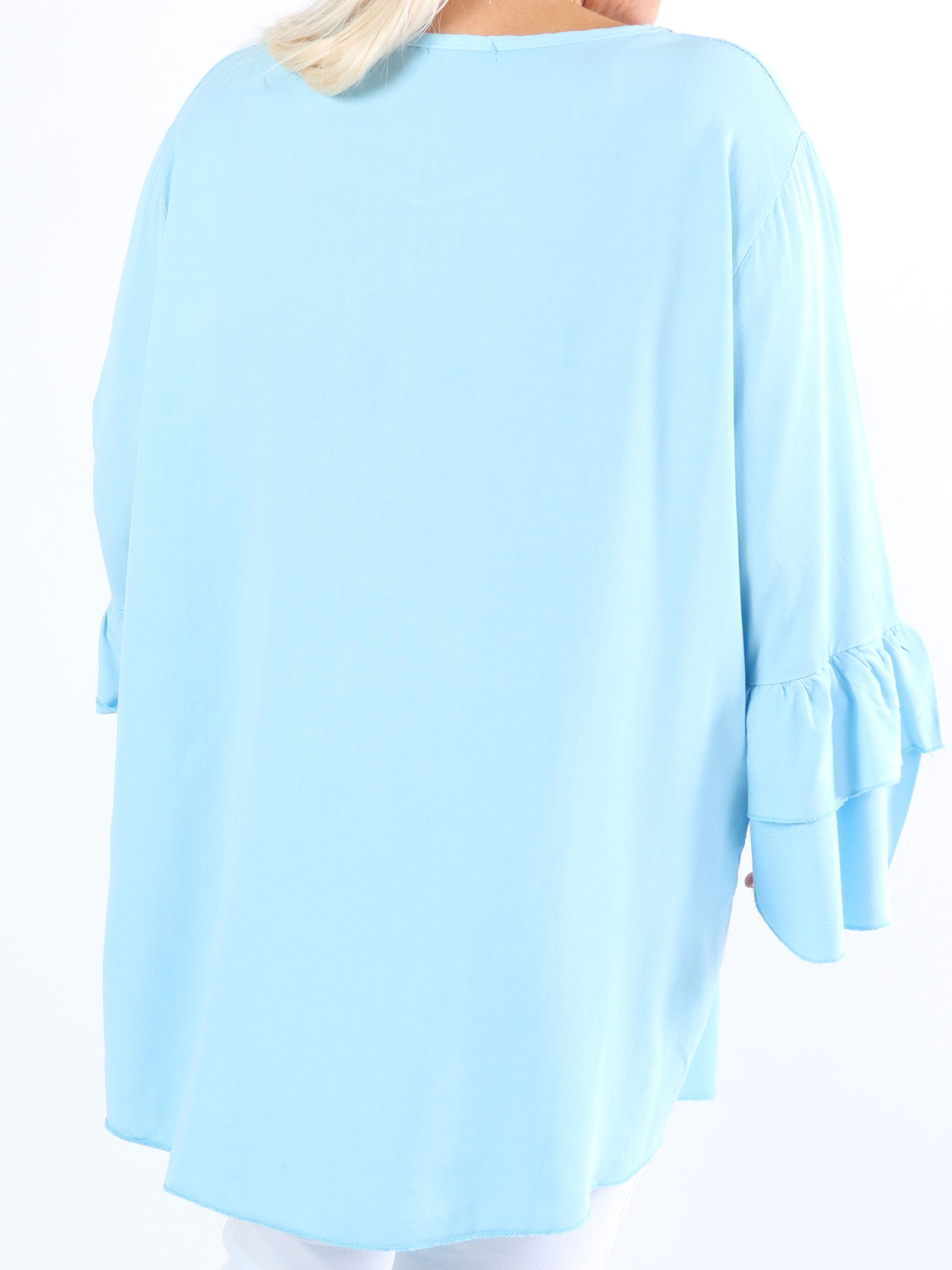 Kayla - Söt plus size blus i viskos med volanger på ärmarna